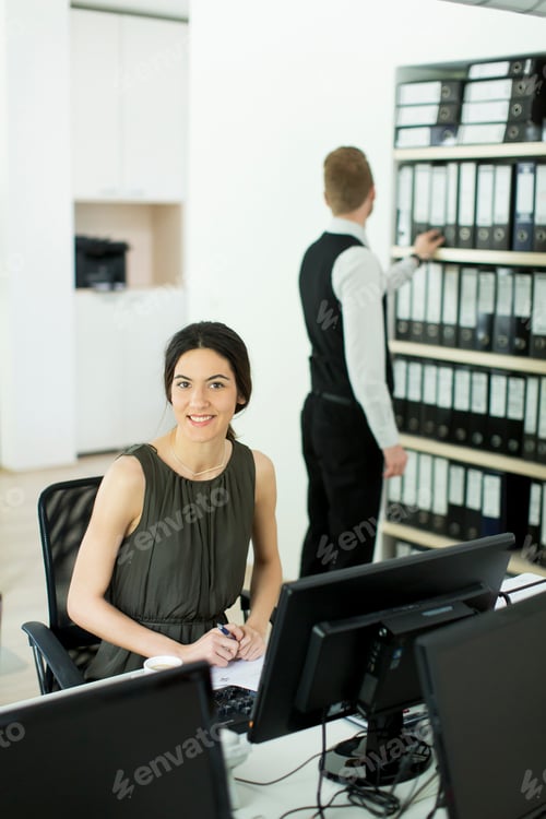 Preview: Woman working on the computer
