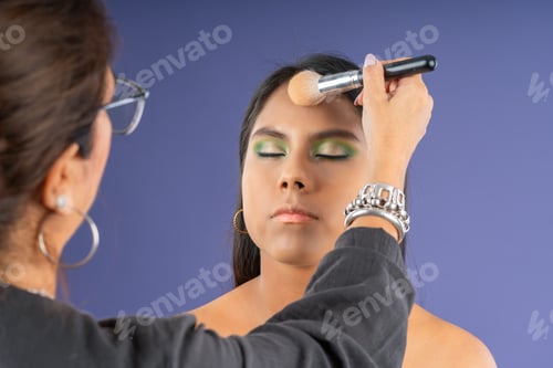 Preview: Powdering young model with a brush