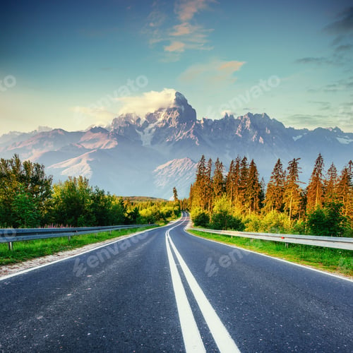 Preview: Fantastic views of the asphalt road in the mountains.