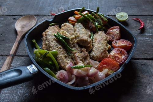 Preview: Fried chicken and vegetables in a cooking pan