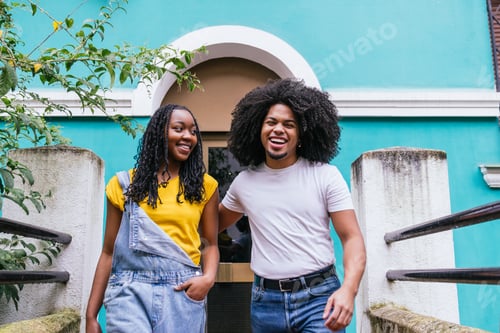 Aperçu: Shared Laughter: Joyful Friends in Urban Oasis