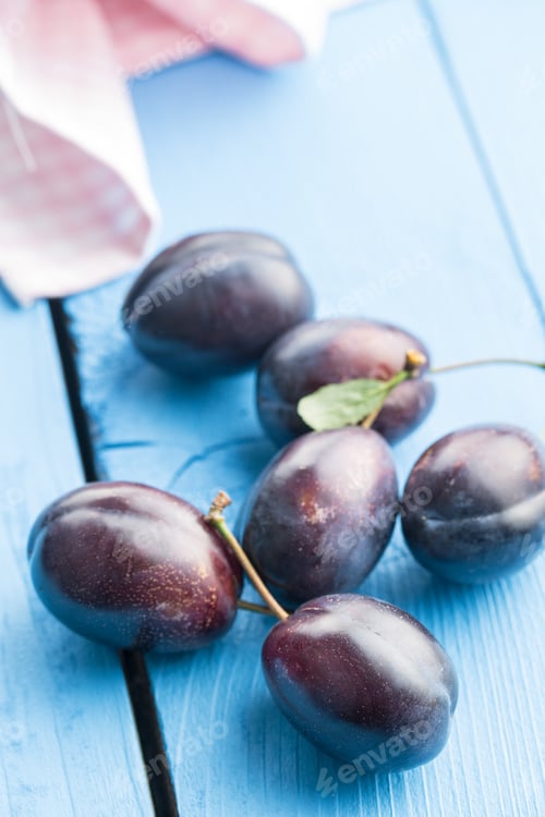 Preview: Fresh blue plums.