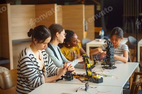 Aperçu: Participants engage in robotics workshop inside modern technology center