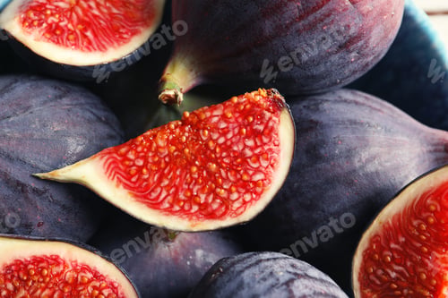 Preview: Bowl with fresh ripe figs, closeup. Tropical fruit