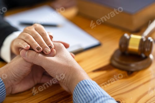 Preview: Lawyer is encouraging the client who estimates the trial and may not win the case in the office.