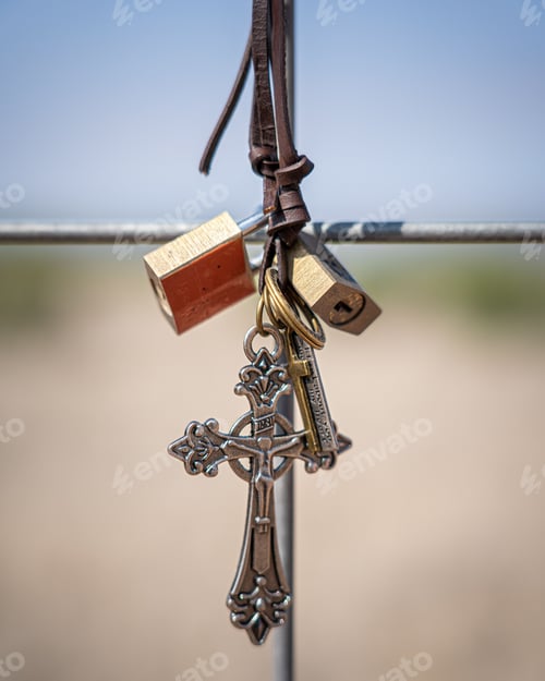 Preview: Vertical shot of locks and a cross in Marfa, Texas