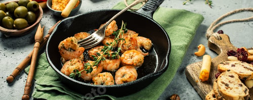 Preview: Shrimps roasted on frying cast iron pan