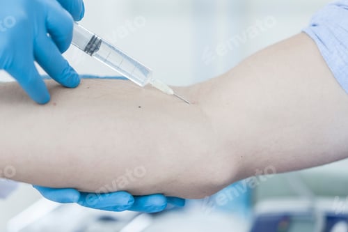 Preview: Doctor giving patient injection