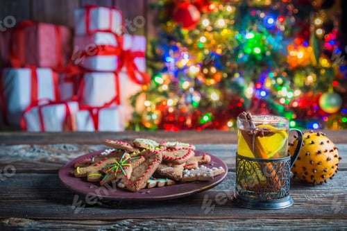 Preview: Tasty and sweet tea and gingerbread cookies