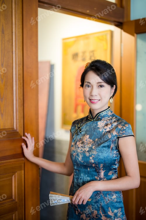Preview: Chinese woman in the traditional vintage tea house
