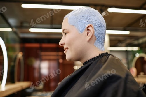 Preview: Smiling Young Woman with Bleached Buzzcut Hair in Beauty Salon