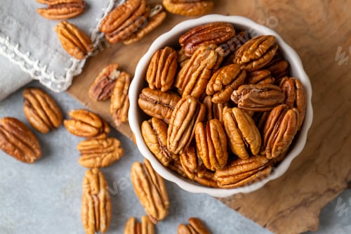Preview: Tasty pecan nuts in bowl
