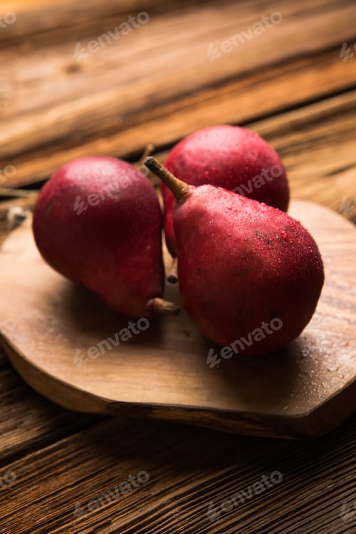 Preview: Ripe pears dark background, rustic style, top view. fresh and healthy food. Autumn background.