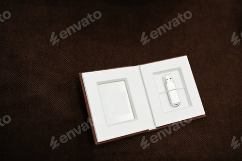 Preview: Brown textile flash box with flash drive inside.