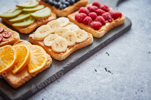 Preview: Wholegrain bread slices with peanut butter and various fruits