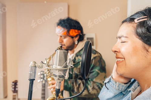 Visualização: Close-up de um cantor e saxofonista gravando uma música
