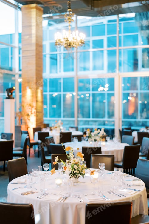 Preview: Served round table with a colorful bouquet of flowers and lit candles in a restaurant