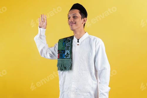 Preview: Muslim Man Wear White Shirts with Traditional Islamic Ornaments and Prayer mat