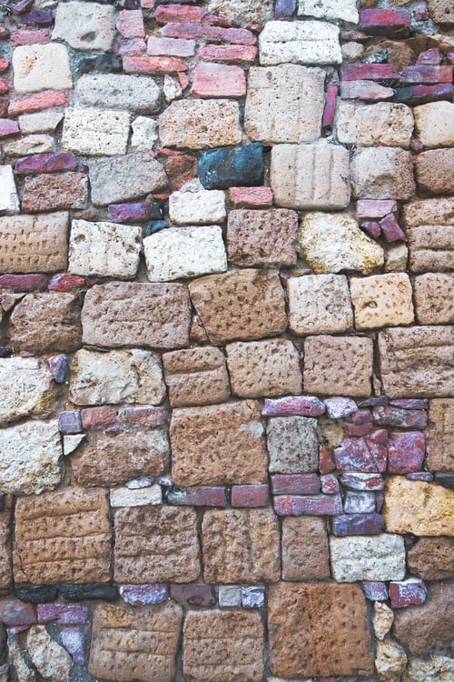 Visualização: Parede antiga de pedras de várias cores