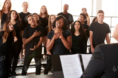 Visualização: Estudantes masculinos e femininos cantando em coro com professor na escola de artes cênicas