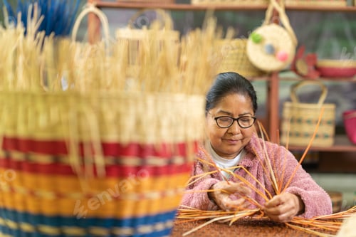 Preview: Senior Hispanic woman crafting grass basket