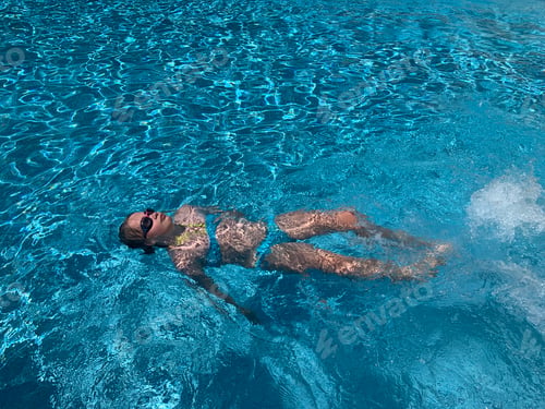 Preview: Girl swimming in the pool
