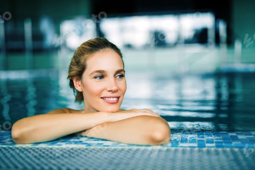 Preview: Portrait of beautiful woman relaxing in swimming pool