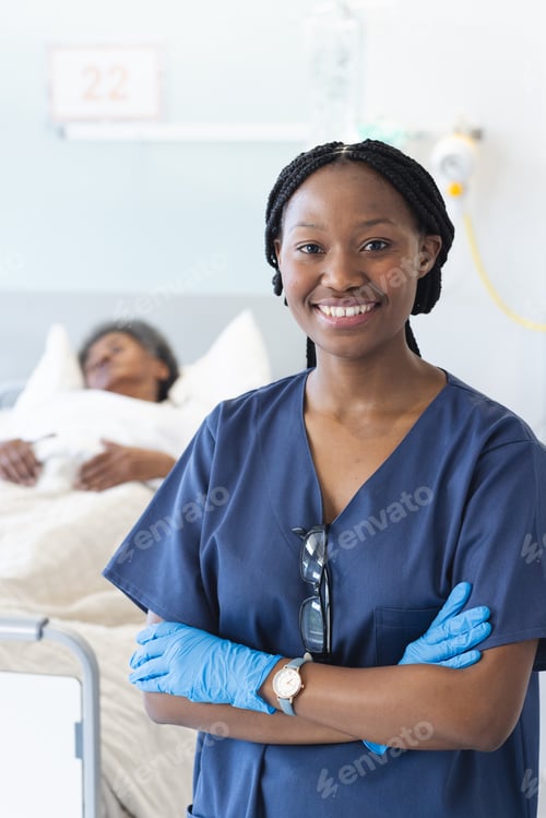 Vista previa: Portrait of happy african american female doctor wearing protective gloves in hospital room