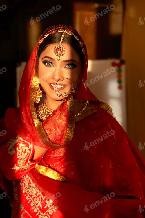 Preview: Beautiful Bridal woman in wedding dress and cultural jewelry