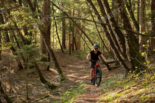 Preview: Female cyclist on her mountain bike