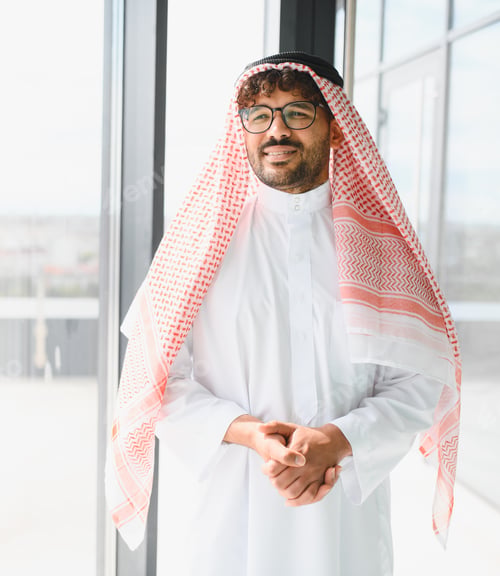 Preview: Portrait of smiling arab businessman wearing traditional kandura and ghutrah