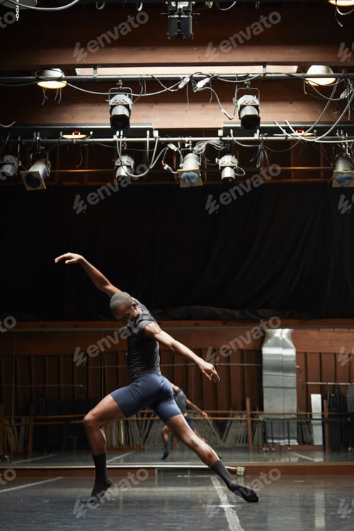 Preview: Dancer striking pose