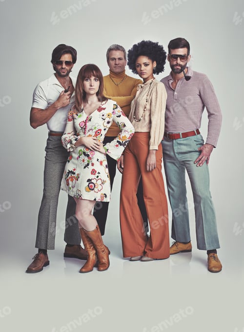 Visualização: Uma foto de estúdio de um grupo de pessoas juntas vestindo roupas retrô dos anos 70