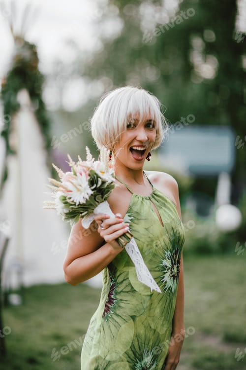 Preview: Real emotion when happy bridesmaid caught the wedding bouquet
