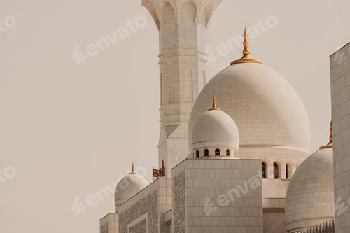 Preview: The Sheikh zayed grand mosque is biggest 3 domes