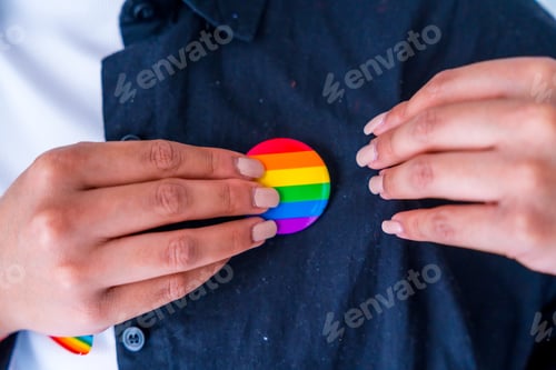 Preview: Man with rainbow reusable bag and lgbt badge, pride month