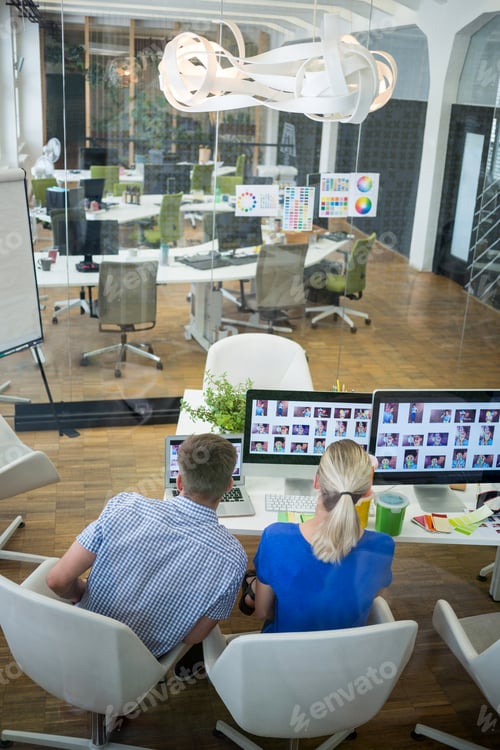 Visualização: Designers gráficos trabalhando em sua mesa