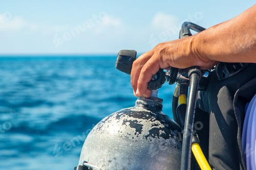 Preview: Scuba Diver Hand on Tank Closeup
