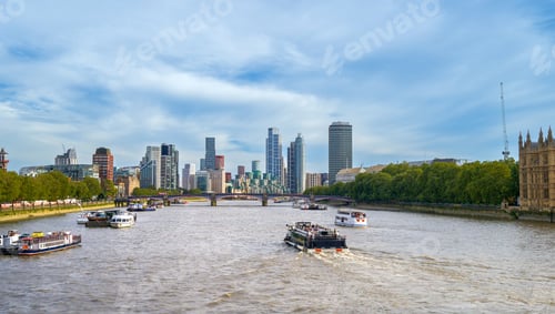 Preview: Thames river and Canary Wharf in London, United Kingdom