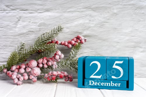 Visualização: Fundo de Natal com abeto decorado e calendário perpétuo azul com data