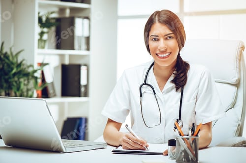 Preview: Smiling Female Young Doctor