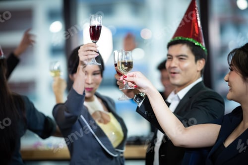 Visualização: Um grupo de empresários segurando uma taça de champanhe em uma festa para comemorar seu sucesso