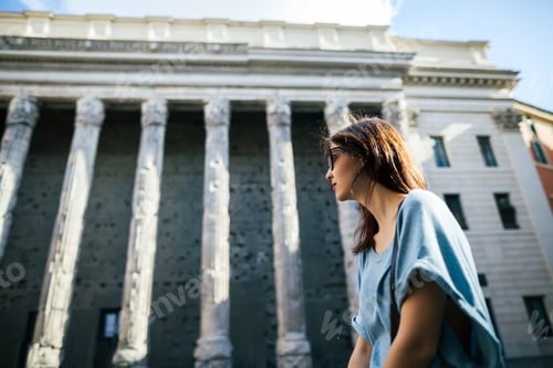 Preview: Young tourist relax in front of the Pantheon in Rome