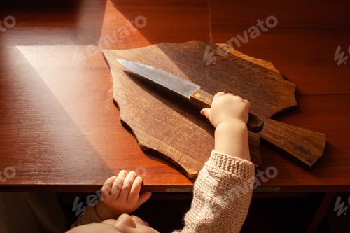 Preview: The child pulls a knife from the table. The child can cut, children's home dangers. A little one