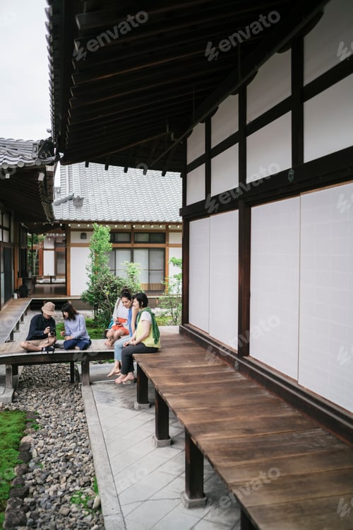 Preview: Group of japanese friends visiting Kyoto