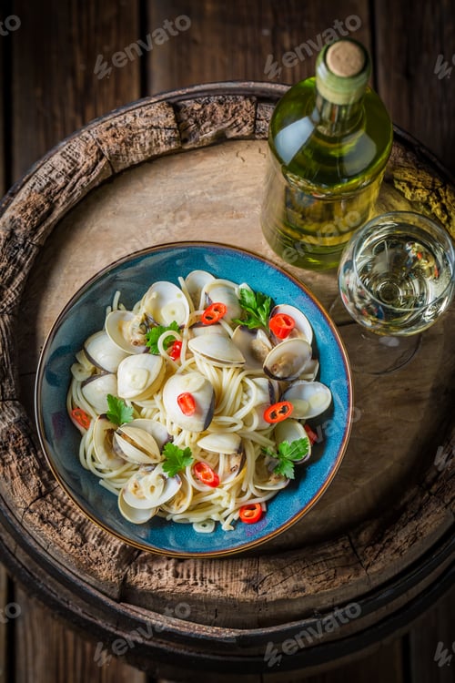 Preview: Fresh ans tasty spaghetti Vongole with white wine