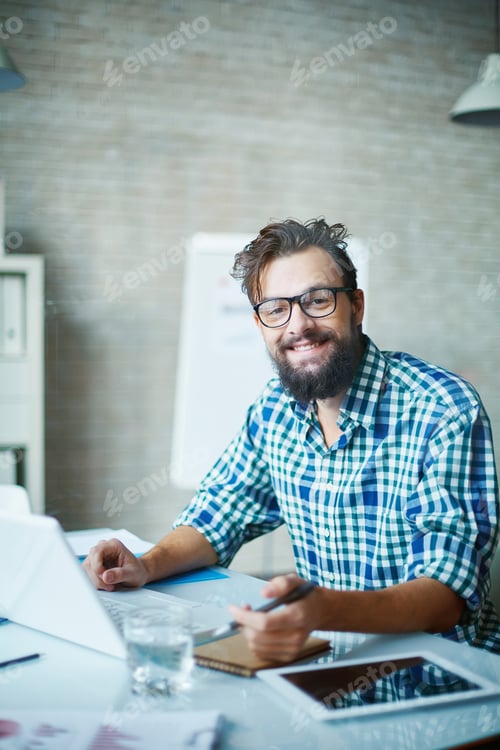 Preview: Bearded businessman