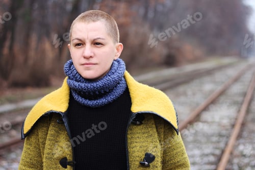 Preview: A woman with shaved head on the rails