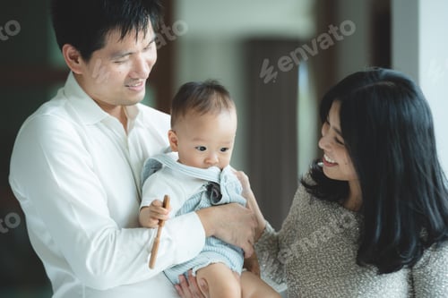 Visualização: jovens famílias asiáticas são felizes juntas em casa pelo conceito de seguro de vida, criança, bebê e mãe