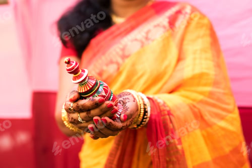 Preview: Indian bride with her sindur pot in her hand